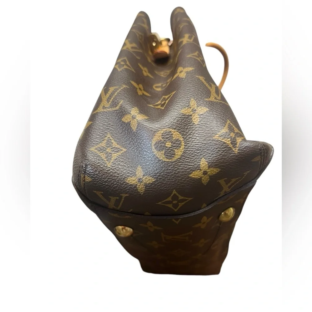 Louis Vuitton 
MONTAIGNE LEATHER HANDBAG in Excellent Condition - Picture 12 of 15